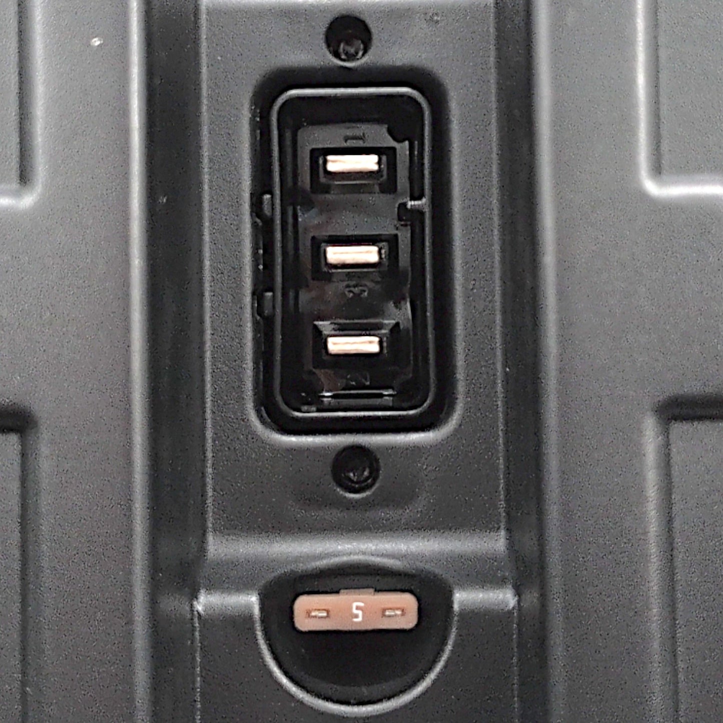 closeup of the battery boxes connector and 5 amp fuse on the bottom