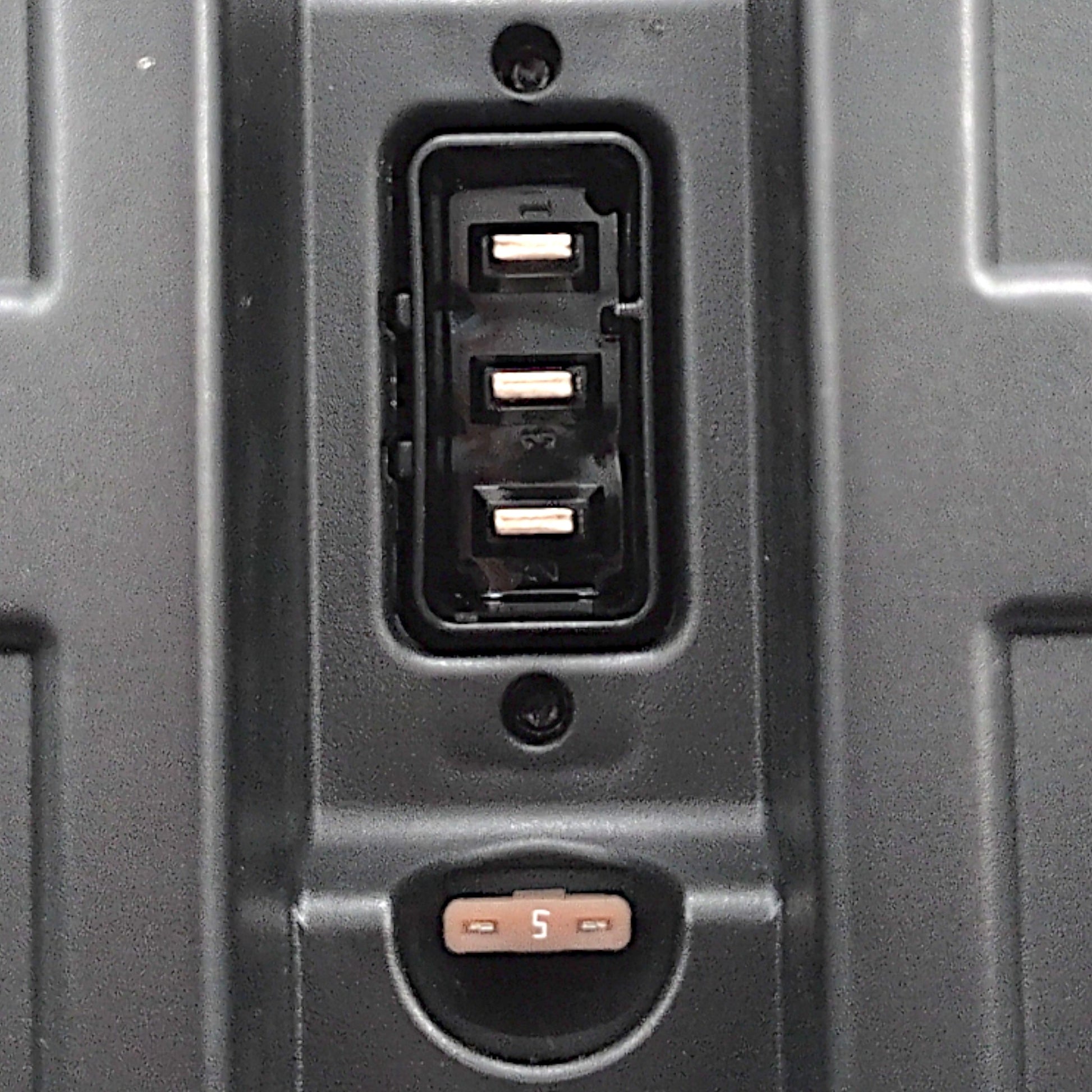 closeup of the battery boxes connector and 5 amp fuse on the bottom