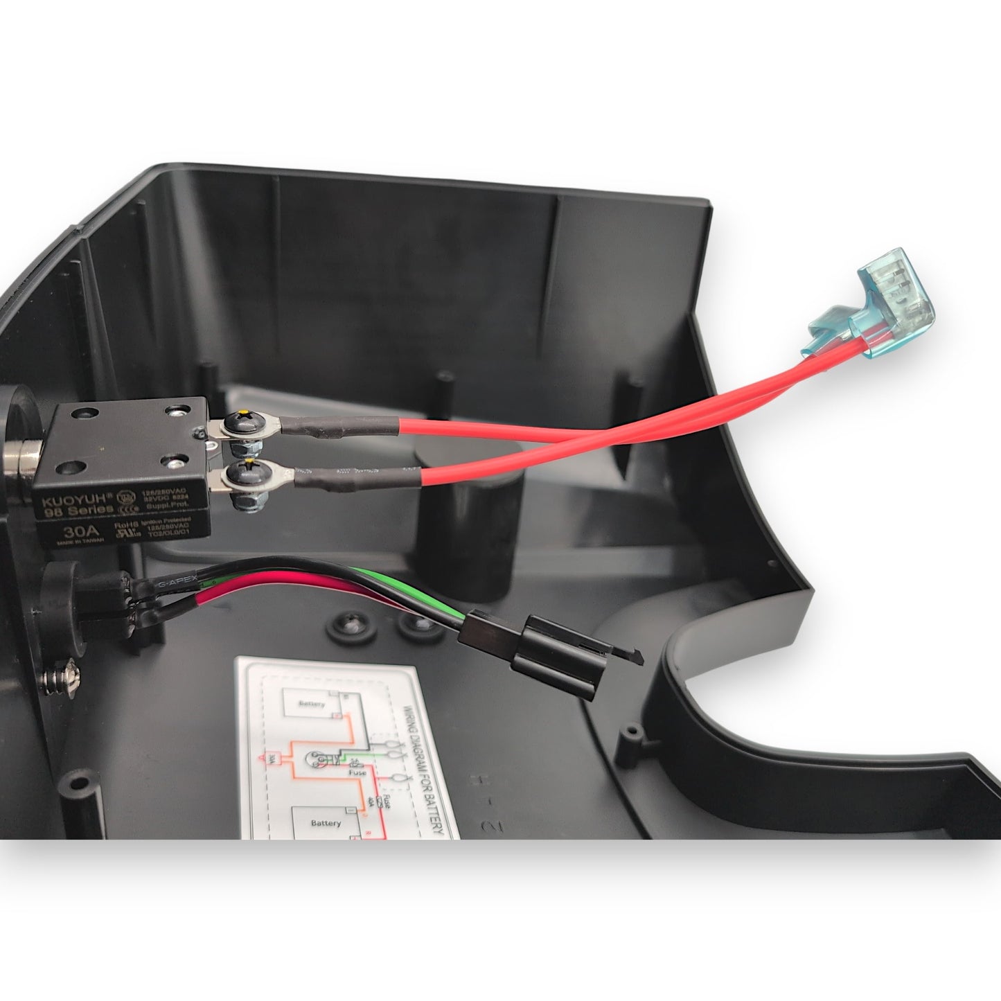 closeup of the 30 amp fuse and connectors